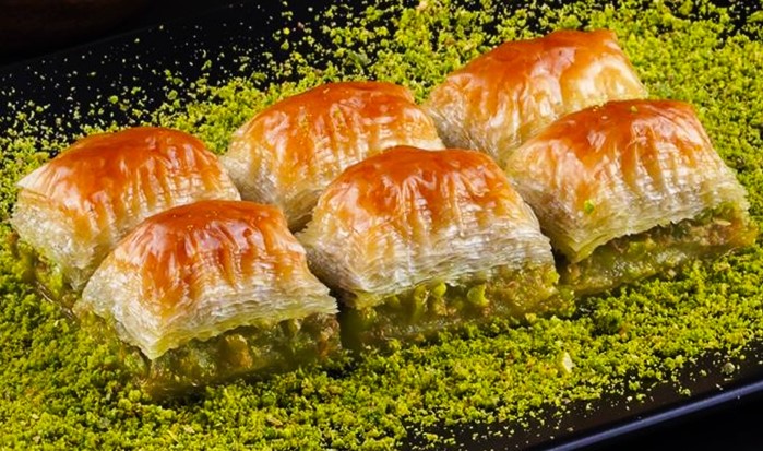 ÜRETİCİLERİN VE SATICILARIN AÇIKLAMALARI
Baklava üreticileri ve satıcıları, malzeme maliyetlerindeki artışlar nedeniyle fiyatları yükseltmek zorunda kaldıklarını belirtiyorlar. Özellikle fıstık fiyatlarındaki ani yükselişin, baklava üretiminde ciddi maliyet artışlarına neden olduğu ifade ediliyor. Üreticiler, maliyet artışlarının yanı sıra işçilik ve enerji giderlerindeki yükselişin de fiyatlara yansıdığını vurguluyor.
