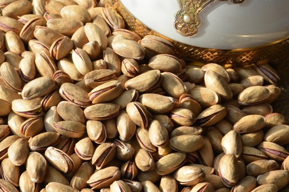 ANTEP FISTIĞI FİYATLARI NEDEN YÜKSELİYOR?
Antep fıstığı, baklavanın vazgeçilmez malzemesi olup, son dönemde fiyatlarında büyük artış yaşanıyor. Fıstık fiyatlarının 1250 TL’ye kadar çıkması, baklava üretim maliyetlerini doğrudan etkiliyor. Bu maliyet artışı, baklava fiyatlarına da yansıyınca hem üreticiler hem de tüketiciler zorlanıyor.
