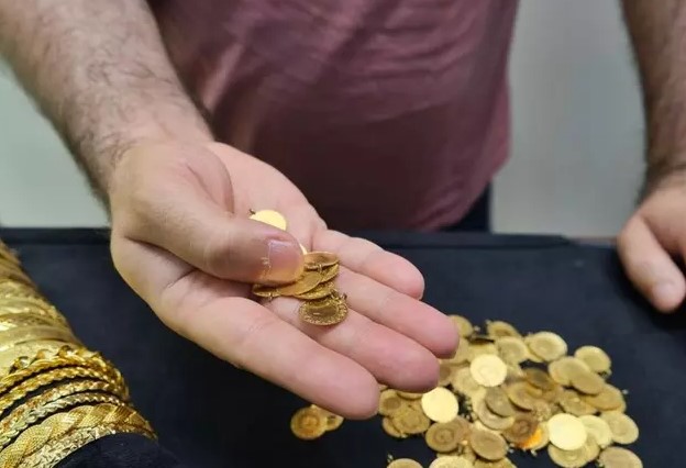 ONS ALTIN VE GRAM ALTINDAKİ HAREKETLİLİK
Ons altın fiyatları, 2.360 dolar seviyesinin altında kalarak küçük kayıplar yaşadı ve üç günlük toparlanma sürecini duraklattı. Şu an itibarıyla ons altın, 2.358 dolar civarında işlem görüyor. Türkiye'de ise gram altın fiyatı 2.588 lira, çeyrek altın 4.105 lira ve Cumhuriyet altını 16.705 lira seviyelerinde bulunuyor.
