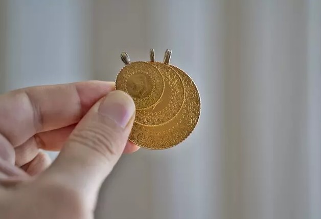ALTIN FİYATLARI NEDEN DÜŞÜYOR?
ABD Doları'nın yeniden güçlenmesi, Orta Doğu'daki gerilimlere ve Hindistan'daki fiziki altın talebindeki toparlanmaya rağmen altın fiyatlarını olumsuz etkiliyor. İsrail ile Gazze arasındaki artan jeopolitik gerilimler nedeniyle risk algısının kötüleşmesi, yatırımcıların ABD Doları'na yönelmesine ve altının güvenli liman cazibesinin azalmasına yol açtı.

