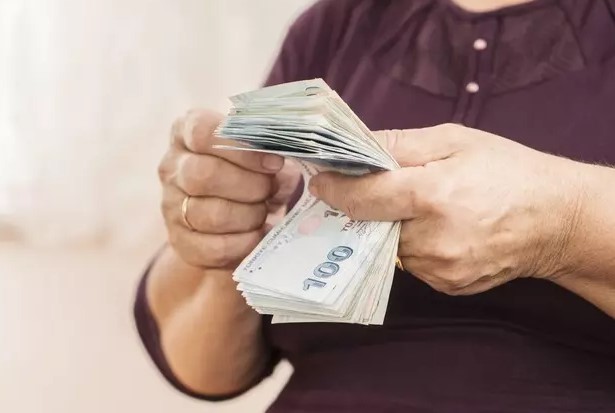MESLEK GRUPLARINA GÖRE MAAŞ ARTIŞLARI
Memur maaşlarında beklenen artışlarla birlikte bazı meslek gruplarında maaşlar şu şekilde değişecek:
•	Şube Müdürü (Üni. Mezunu) 1/4: 48.414 TL’den 58.106 TL’ye
•	Uzman Öğretmen 1/4: 44.066 TL’den 52.888 TL’ye
•	Polis Memuru 8/1: 44.047 TL’den 52.865 TL’ye
•	Uzman Doktor 1/4: 55.464 TL’den 66.567 TL’ye
•	Profesör 1/4: 71.806 TL’den 86.181 TL’ye
