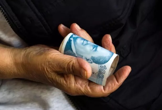 MEMUR EMEKLİLERİNİN MAAŞLARINDA ARTIŞ
Ocak 2024'te yüzde 49,25 ve Temmuz 2024'te yüzde 20,02 oranında zam yapılması öngörülüyor. Buna göre, müsteşar maaşı 53.597 TL’den 64.316 TL’ye, genel müdür maaşı ise 47.438 TL’den 56.926 TL’ye yükselecek. Öğretmen maaşları 22.076 TL’den 26.491 TL’ye, mühendis maaşları ise 22.104 TL’den 26.525 TL’ye çıkacak.
