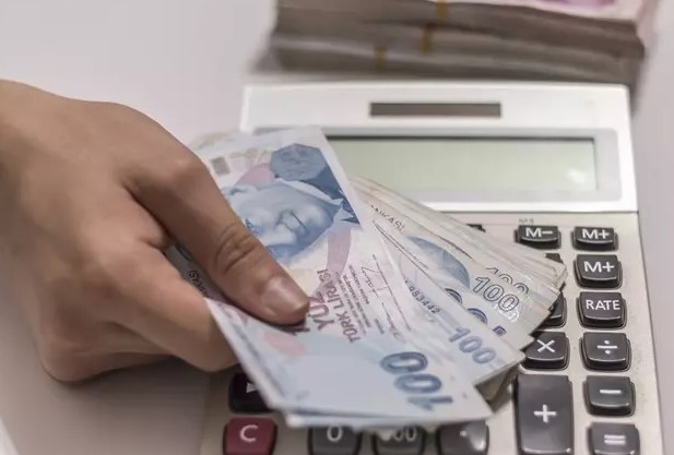 EN DÜŞÜK MEMUR MAAŞI NE KADAR OLACAK?
Mevcut en düşük memur maaşı 32.860 TL iken, dört aylık kesinleşen verilerle bu maaş 37.315 TL'ye çıkacak. Beş aylık tahminlerle en düşük memur maaşı 38.452 TL, altı aylık enflasyon oranıyla ise 39.438 TL olacak. Ortalama memur maaşlarının ise Temmuz ayında 44.000 – 44.500 TL seviyesine yükselmesi bekleniyor. Bekar bir memurun şu an aldığı 30.372 TL’lik maaşı, altı ayın sonunda 36.452 TL'ye ulaşacak.
