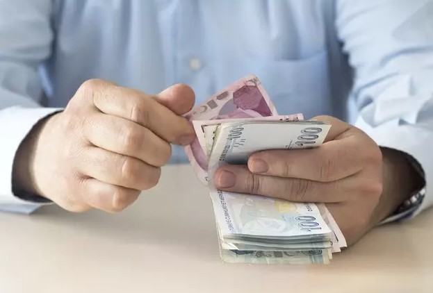EN DÜŞÜK MEMUR EMEKLİ MAAŞI
Şu anda en düşük memur emeklisi maaşı 14.740 TL olarak belirlenmiş durumda. Bu maaş, dört aylık enflasyon oranıyla 16.738 TL'ye, beş aylık tahminlerle 17.248 TL'ye ve altı aylık enflasyon oranıyla 17.690 TL'ye çıkacak.
