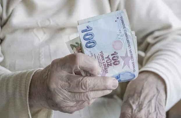 ENFLASYON ORANLARI VE ZAMLAR
Geçtiğimiz aylarda enflasyon oranları Türkiye İstatistik Kurumu (TÜİK) tarafından açıklandı. Ocak ayında yüzde 6,70, Şubat'ta yüzde 4,53, Mart'ta yüzde 3,16 ve Nisan'da yüzde 3,18 oranında enflasyon gerçekleşti. Bu verilere göre dört aylık enflasyon oranı yüzde 18,72 oldu. Bu oran, SSK ve Bağ-Kur emeklileri için doğrudan zam oranını belirlerken, memurlar için enflasyon farkı olarak hesaplandı.
