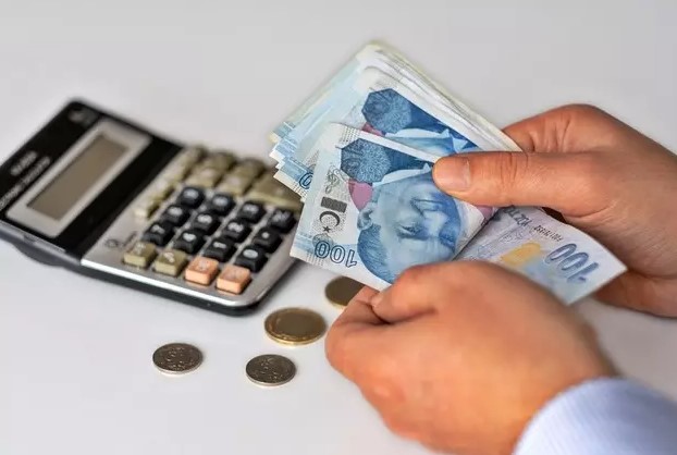 MEMURLAR VE EMEKLİLER İÇİN HESAPLAMALAR
Merkez Bankası'nın son Piyasa Katılımcıları Anketi'nde, Mayıs ayı enflasyonunun yüzde 3,04, Haziran ayı enflasyonunun ise yüzde 2,56 olacağı öngörüldü. Bu tahminlere göre beş aylık enflasyon oranı yüzde 22,33 olarak hesaplandı. Buna göre:
•	5 aylık enflasyon oranı: Yüzde 22,33
•	SSK ve Bağ-Kur emekli zammı: Yüzde 22,33
•	Memur enflasyon farkı: Yüzde 6,38
•	Memur toplu sözleşme zammı: Yüzde 10
•	Enflasyon farkı dahil zam oranı: Yüzde 17,02

