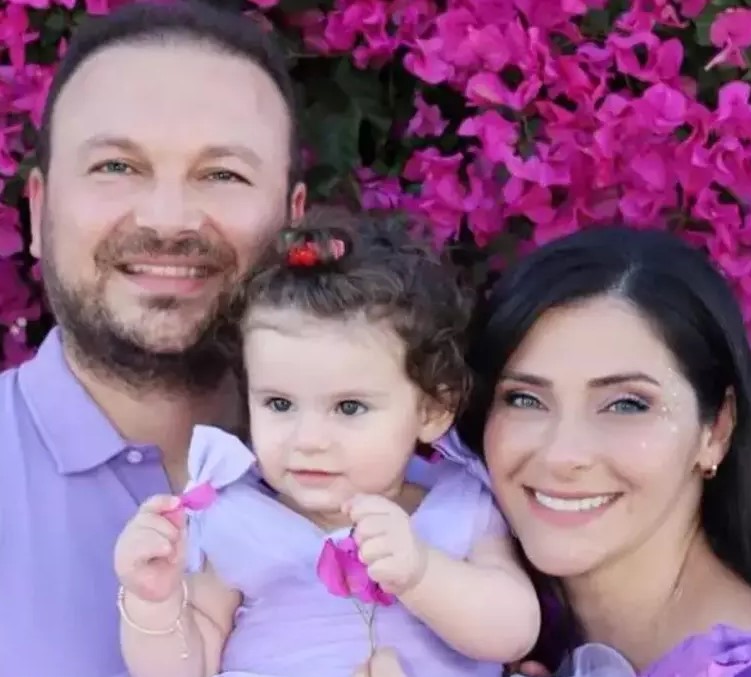 HAYAT DOLU BİR ANNE VE OYUNCUYDU
Gülşah Çomoğlu, 2018 yılında Gökhan Günal ile evlenmiş ve iki yıl önce kızı Pera’yı kucağına almıştı. Çomoğlu, hayat enerjisi ve yeteneğiyle tanınan bir isimdi. Eşi Gökhan Günal, acı haberi Instagram hesabından duyurarak takipçileriyle paylaştı: "Canım eşim, hayatımın neşesi, güzel kızımızın annesi Gülşah Çomoğlu'nu maalesef kaybettik. Cenazesi yarın perşembe günü öğle namazını müteakip Altunizade Marmara Üniversitesi İlahiyat Fakültesi Camii'nden kalkacak. Kanlıca Camii'nde defnedilecektir."
