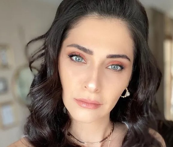 KANSERLE MÜCADELESİ
Gülşah Çomoğlu, son iki yıldır kanserle mücadele ediyordu. Hastalığına rağmen güçlü duruşu ve pozitif enerjisiyle hayranlarının ve sevdiklerinin takdirini kazandı. Çomoğlu’nun yaşam mücadelesi, birçok insan için ilham kaynağı oldu.
