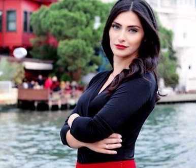 SON SÖZLER
Gülşah Çomoğlu, arkasında birçok başarılı projeyi ve sevenlerini bırakarak aramızdan ayrıldı. Hayat dolu kişiliği, profesyonelliği ve mücadeleci ruhuyla hatırlanacak olan Çomoğlu, sanat dünyasında bıraktığı izlerle anılmaya devam edecek. Sanatçının anısını yaşatmak ve onun hatırasını onurlandırmak için sevenleri ve meslektaşları, çeşitli etkinlikler ve anma törenleri düzenleyecek.
