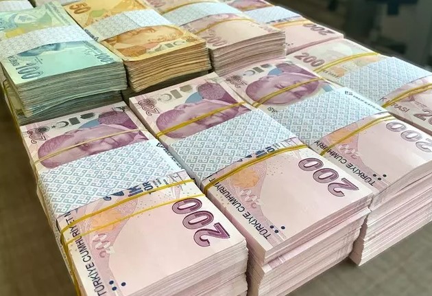 EMLAK VERGİSİ ÖDEMELERİ NEREYE YAPILIYOR?
Emlak vergisi borcunu ödemek isteyenler, işlemlerini çeşitli yollarla gerçekleştirebilirler. Bu ödemeler, belediyelerden, e-Devlet üzerinden belediyenin sayfasından veya Gelir İdaresi Başkanlığı'nın (GİB) İnternet Vergi Dairesi hizmeti aracılığıyla yapılabilir. Ayrıca, belediyelerin hesabının bulunduğu banka şubelerine de ödeme yapılabilir.
