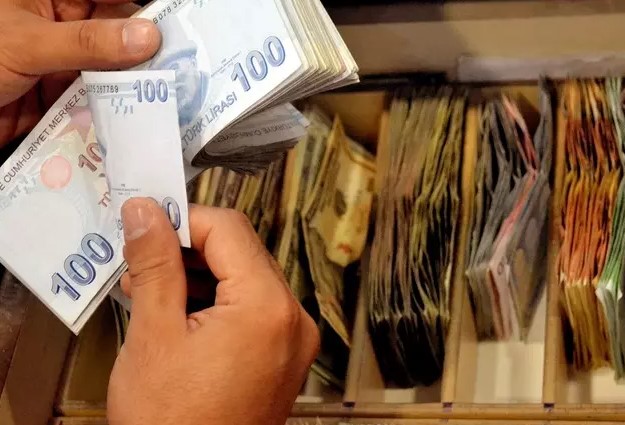 ÖRNEK EMLAK VERGİSİ HESAPLAMA
İstanbul’da 500.000 TL değerinde olduğu varsayılan bir konutun emlak vergisi, %29,21'lik yeniden değerleme oranı ile hesaplandığında 646.050 TL olacak. Vergiye konu olan tutar 646.000 TL olarak dikkate alındığında, İstanbul büyükşehir olduğundan dolayı meskenlerde yeniden değerlemeye göre bulunan konut değerinin binde 2'si olan 1.292 TL emlak vergisi olarak hesaplanıyor. Taşınmaz kültür varlıklarının korunmasına ait katkı payı da dahil edildiğinde, toplam emlak vergisi borcu 1.421,20 TL olarak ödenmesi gerekiyor.
