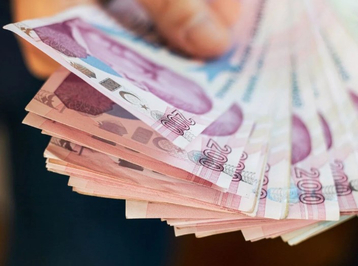 GERİYE DÖNÜK ALINABİLİR Mİ?
Muafiyet şartlarını taşıyan vatandaşların, ilgili formu doldurup bağlı bulundukları belediyeye vermeleri yeterli oluyor. Muafiyetini bilmeden vergi ödeyen milyonlarca vatandaş var. Eğer ödeme yapıldıysa, 5 yıllık geriye dönük iade alınabilir. Bunun için belediyenin emlak birimine, 'Vergi Usul Kanunu Madde 120/2’ dayanak gösterilerek 'düzeltme dilekçesi’ verilmesi yeterlidir.
