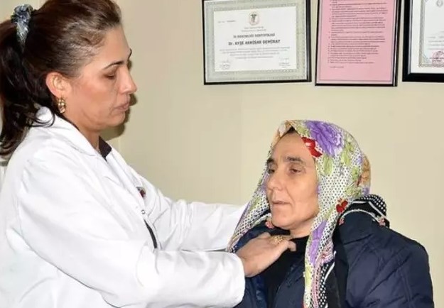 YILLIK REÇETE DÖNEMİ BAŞLIYOR
Yeni düzenlemenin en dikkat çekici noktalarından biri de yıllık reçete dönemi. Şu ana kadar doktorlar raporlu ilaçları üç aylık periyotlar halinde yazıyordu. Ancak yeni düzenleme ile birlikte, doktorlar raporlu ilaçları bir yıl boyunca geçerli olacak şekilde yazabilecekler. Hastalar ise her üç ayda bir yalnızca eczaneye giderek ilaçlarını alabilecekler.
