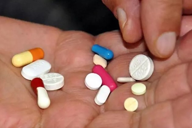 KRONİK HASTALAR İÇİN BÜYÜK KOLAYLIK
Yeni düzenleme, özellikle kronik hastalıklara sahip olan vatandaşlar için büyük bir kolaylık sağlayacak. Diyabet, hepatit B ve kalp hastaları gibi düzenli ilaç kullanımı gerektiren hastalıkları olan kişiler, bu ilaçları artık aile hekimlerinden temin edebilecekler. İlerleyen dönemlerde, bu kapsama giren ilaçların sayısının artırılması planlanıyor.
