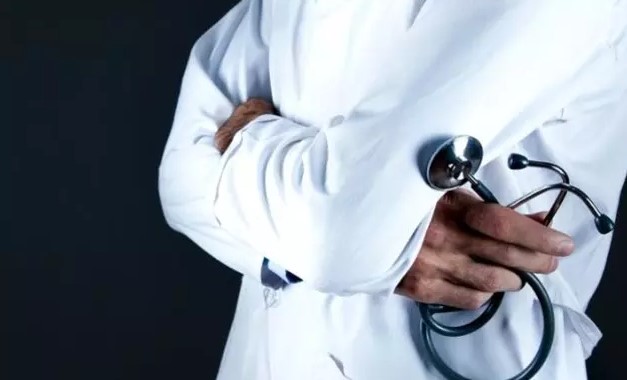 MİLYONLARCA HASTAYA PRATİK ÇÖZÜM
Bu yeni düzenleme, raporlu ilaç kullanan milyonlarca hasta için büyük bir kolaylık getirecek. Hastaneye randevu alma, doktor sırası bekleme gibi işlemlerle uğraşmak zorunda kalmadan, sadece aile hekimlerine başvurarak ilaçlarını temin edebilecekler. Sağlık Bakanlığı, bu uygulamanın önümüzdeki haftalarda yürürlüğe girmesini planlıyor.
