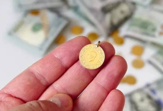 FED'İN FAİZ KARARLARI VE ALTIN FİYATLARI
Piyasalar, Fed'in 2024'te faiz oranlarını birden fazla kez düşüreceğine dair yaklaşık yüzde 53 ihtimali fiyatlıyor. Bankanın Eylül ayında faiz oranlarını sabit tutması, Kasım ayında ise yüzde 60 olasılıkla faiz indirimi yapması bekleniyor. Altın fiyatları, Fed'in 2024'te faiz oranlarını birden fazla kez düşüreceğine dair piyasada artan şüphelerin etkisiyle bu hafta ilk kez düşüş yaşadı. Uzmanlar, ABD Doları'nın Orta Doğu'daki yoğun gerilimlerin ortasında güvenli liman talebini çekmeye devam edeceğini ve bu durumun altın fiyatı üzerinde olumsuz etki yaratacağını belirtiyor.
