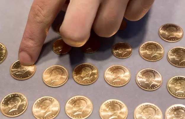 ALTIN MI, BORSA MI, MEVDUAT MI?
Para Piyasaları Uzmanı Şirin Sarı, yıl sonuna kadar altın yatırımının iyi bir dönemine girileceğinin sinyalini verdi. Ancak getiri açısından borsa ve mevduat gibi yatırım araçlarının daha kazançlı olabileceğini belirtti. Altın fiyatları 2.330 dolar civarında seyrederken, ABD Doları'nın güçlenmesi altın üzerinde aşağı yönlü baskı oluşturuyor. Piyasalar, yeni ABD ekonomik verilerini ve Fed'in politika ipuçlarını sabırsızlıkla bekliyor.
