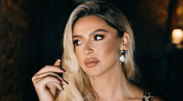 10 MİLYON TL'LİK ANLAŞMA
Posta Gazetesi'nin haberine göre, Hadise bu yeni dizi projesi için 10 milyon TL'lik bir anlaşma imzaladı. Önümüzdeki günlerde sete çıkacak olan Hadise'nin, oyunculuk derslerine başladığı ve bu süreçte yakın arkadaşı Seda Bakan tarafından teşvik edildiği belirtiliyor.
