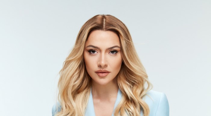 HADİSE'NİN OYUNCULUK KARİYERİ BAŞLIYOR
Magazin dünyasının yakından takip ettiği isimlerden biri olan Hadise, şarkıcılık kariyerinin yanı sıra oyunculuk alanında da kendini göstermek için kolları sıvadı. Uzun süredir gelen oyunculuk tekliflerini değerlendiren Hadise, sonunda bir dijital platformda yayınlanacak projeye "evet" dedi.
