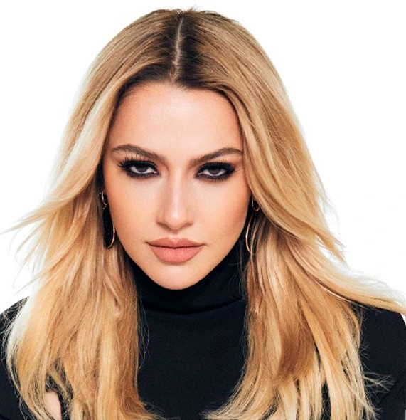 SAHNEDEKİ CESUR TERCİHLERİ İLE GÜNDEMDE
Hadise, sahnede tercih ettiği cesur kostümleri ve enerjik performansları ile sık sık gündeme geliyor. Geçtiğimiz günlerde sahneye mayo tarzı bir kostümle çıkan Hadise, bu kıyafetiyle 10. Yıl Marşı'nı seslendirmiş ve sosyal medyada büyük yankı uyandırmıştı. Bazı kullanıcılar Hadise'yi saygısızlıkla suçlarken, bazıları ise şarkıcının özgüvenini ve cesaretini övmüştü.
