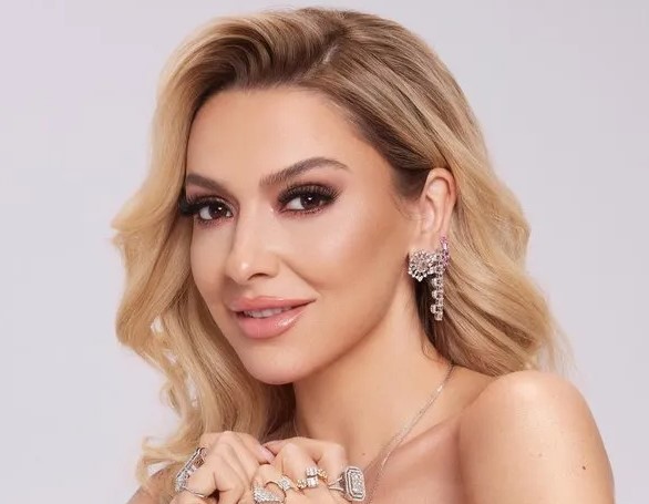 HAYRANLARI YENİ PROJEYİ MERAKLA BEKLİYOR
Hadise'nin oyunculuk kariyerine başlaması, hayranları arasında büyük bir merak uyandırdı. Şarkıcının bu yeni projede nasıl bir performans sergileyeceği, dizi dünyasında nasıl bir iz bırakacağı şimdiden merak konusu. Hadise'nin bu adımı, kariyerinde yeni bir dönemin başlangıcı olarak görülüyor.
