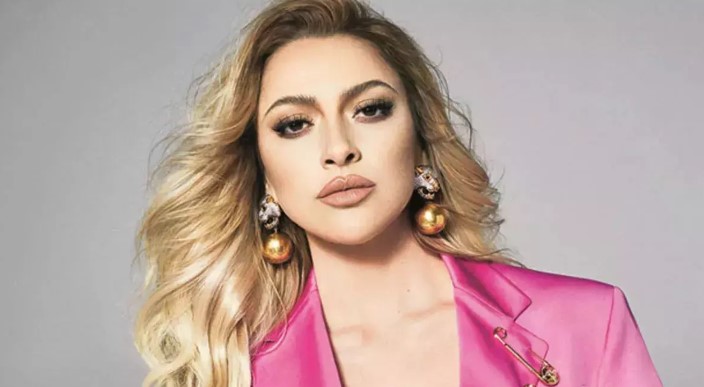 OYUNCULUK KARİYERİNE İLK ADIM: DİZİDE ROL ALACAK
Hadise'nin yer alacağı dizinin detayları henüz netleşmemiş olsa da, şarkıcının bu alanda da başarılı olacağına dair beklentiler yüksek. Daha önce müzik kariyerinde büyük başarılara imza atan Hadise, şimdi de oyunculukta kendini kanıtlamak istiyor.
