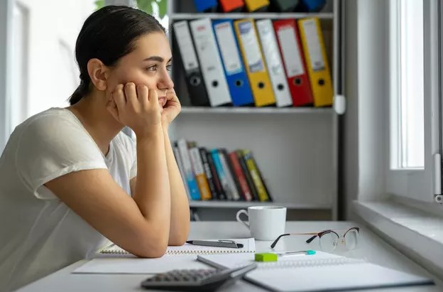 DOĞRU UYKU İÇİN DOĞRU İÇECEKLER
Sınav öncesi iyi bir uyku almak için doğru içeceklerin tercih edilmesi gerektiğini belirten Bilici, çay ve kahve gibi kafeinli içeceklerin uykuyu kaçırabileceğini söyledi. Bunun yerine, melisa ve papatya gibi rahatlatıcı bitki çaylarının tercih edilmesi gerektiğini belirtti. Bu bitki çaylarının, uykuya dalmayı kolaylaştırarak sınav günü enerjik ve zinde uyanmaya yardımcı olacağını söyledi.
