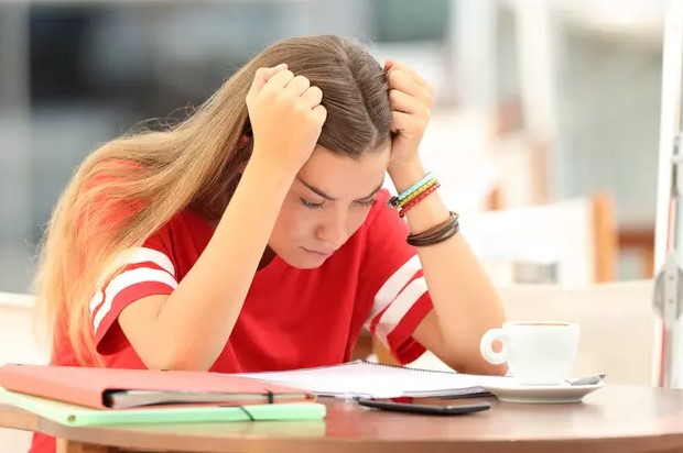 SINAV ÖNCESİ BESLENMEYE DİKKAT
Nevin Bilici, sınav öncesi dönemde yeni ve alışılmamış yiyeceklerden uzak durmanın önemine dikkat çekti. "Sınavdan bir gün önce daha önce hiç tüketmediğiniz besinleri denemeyin," diyen Bilici, bu tür besinlerin alerjik reaksiyonlara veya mide sorunlarına yol açabileceğini belirtti. Ayrıca, kafeinli içecekler ve şekerli, yağlı yiyeceklerden de kaçınılması gerektiğini vurguladı.
