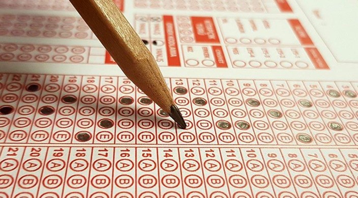 YAĞLI VE TUZLU BESİNLERDEN UZAK DURUN
Sınav sırasında aşırı susamaya yol açacak kızartma, sucuk ve pastırma gibi yağlı ve tuzlu besinlerden kaçınılması gerektiğini belirten Bilici, su tüketiminin de yeterli miktarda olmasının önemine değindi. "Su, hem vücut hem de zihin sağlığı için kritik öneme sahip," diyen Bilici, sınav boyunca yeterli miktarda su içmenin odaklanma ve performansı olumlu yönde etkileyeceğini vurguladı.

