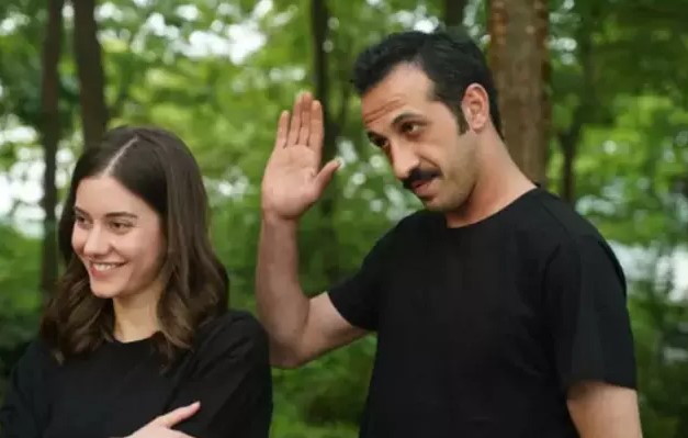 ESKİ DÜŞMAN YENİ MÜTTEFİK Mİ?
Geçtiğimiz bölümlerde Halis Ağa'nın yıllar sonra yardım istediği eski düşmanı olarak karşımıza çıkan Kont Ziya, bu kez farklı bir misyonla geri dönüyor. Ferit’in intikam planlarının bir parçası olacak olan bu karakter, dizinin seyrini tamamen değiştirebilir. Bu geri dönüş, dizideki gerilimi ve heyecanı daha da artıracak gibi görünüyor.
