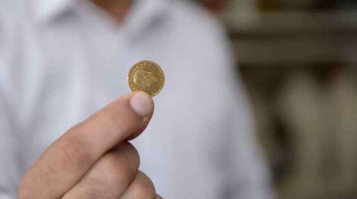 KADEMELİ ALIM FIRSATI
Gram altın yatırımcılarına ons altını takip etmeleri gerektiğini belirten Memiş, doların stabil kalması nedeniyle ons altındaki hareketliliğin gram altını gerilettiğini söyledi. 2400 lira seviyesinin güçlü bir destek olduğunu vurgulayan Memiş, kademeli alım için bu seviyelerin bir fırsat olarak değerlendirilmesi gerektiğini ifade etti.
