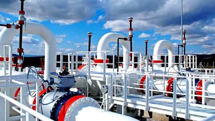 TARİFE DEĞİŞİKLİĞİ YOK
BOTAŞ'ın resmi internet sitesinde yayımlanan tarife tablosuna göre, Haziran ayında doğal gaz tarifelerinde herhangi bir değişiklik yapılmadı. Bu karara göre, konut tüketicileri için uygulanacak satış fiyatı 1000 metreküp doğal gaz için 4 bin 80 lira olarak sabit kaldı. Sanayi aboneleri için belirlenen tarife ise kademe 1’de 1000 metreküp doğal gaz için 8 bin 549 lira, kademe 2’de ise 11 bin 374 lira olarak devam ediyor. Elektrik üretim amaçlı doğal gaz tarifesi ise 1000 metreküp için 12 bin lira olarak açıklandı.
