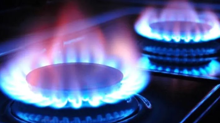 TÜKETİCİLER İÇİN ÖNERİLER
Tüketiciler, doğal gaz faturalarını kontrol altında tutmak için enerji tasarrufu yöntemlerine başvurabilirler. Özellikle yaz aylarında doğal gaz tüketimini minimumda tutmak, faturaların düşük kalmasına yardımcı olacaktır. Ayrıca, kombi ve ısıtma sistemlerinin düzenli bakımını yaptırmak, verimliliği artırarak enerji tasarrufu sağlayabilir.
