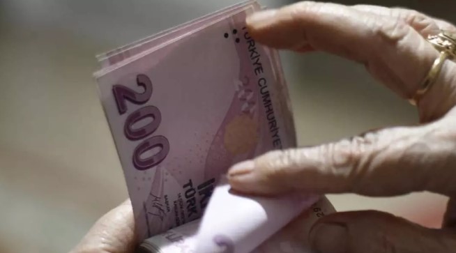 ENFLASYON VE ERKEN SEÇİM İHTİMALİ
Önümüzdeki aylarda enflasyon düşmezse ve daha fazla hissedilmeye başlanırsa, Türkiye’de erken seçim konusunun gündeme gelebileceği belirtiliyor. Esnafın iş yapamaması, kiraların ödenememesi gibi ekonomik sıkıntıların artması durumunda halkın erken seçim talebiyle karşı karşıya kalabileceği ifade ediliyor.
