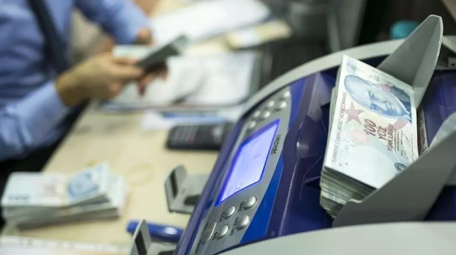 HÜKÜMETİN ZAM PLANI VE EKONOMİK DURUM
Hükümetin, emekli maaşlarına yapılacak zam konusunda net bir planı olduğu belirtiliyor. Asgari ücrete Temmuz ayında ara zam yapılmayacağını söyleyen Erdursun, hükümetin bu konuda kesin bir duruş sergilediğini ifade etti. Ayrıca, devletin gelirlerini artıracak birçok yöntem bulunduğunu belirten Erdursun, bu nedenle emekli maaşlarına yapılacak yüksek zamların ekonomik olarak karşılanabilir olduğunu vurguladı.
