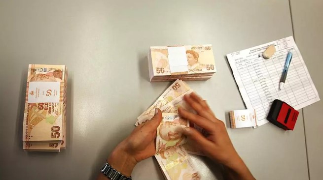 EMEKLİ MAAŞLARINDA SEYYANEN ARTIŞ ÖNERİSİ
2023 Temmuz ayında memurlara yapılan seyyanen artışın, 2024 yılında da devam ettirilmesi gerektiği belirtiliyor. Erdursun, memurlara 12.500 TL’lik bir seyyanen artış yapılması gerektiğini ve bu artışın tüm emekli gruplarına yansıtılması gerektiğini vurguladı. Buna ek olarak, enflasyon farkının da üzerine eklenmesi gerektiğini belirtti.
