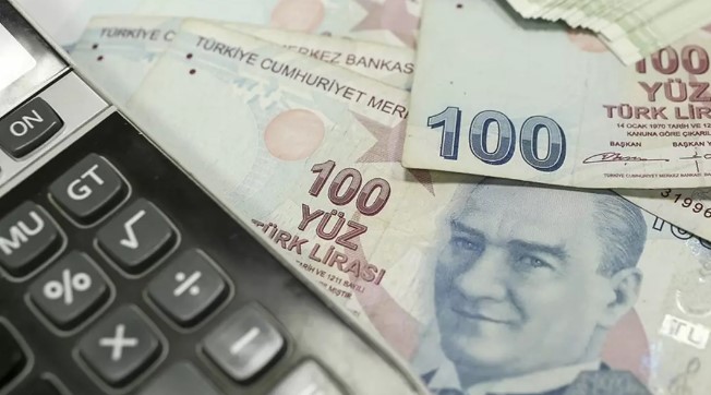 DEVLETİN GELİRLERİ VE EMEKLİ MAAŞLARI
Devletin gelirlerinin sabit olmadığı ve artan gelirlerle birlikte emekli maaşlarına yapılacak zamların ekonomik olarak karşılanabilir olduğu ifade ediliyor. 2023’te 1 trilyon 62 milyar TL olan devlet gelirlerinin, 2024’te 2 trilyon 233 milyar TL’ye ulaştığı belirtiliyor. Bu artışın, emekli maaşlarına yapılacak yüksek zamların finansmanı açısından önemli bir gösterge olduğu vurgulanıyor.
