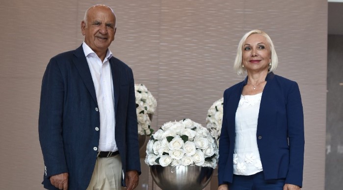 ÖZTÜRKLER HOLDİNG VE OPET'İN KURULUŞU
1982 yılında ticarete adım atan Fikret Öztürk, Mersin'de Öztürkler Limited Şirketi'ni kurarak madeni yağ ve akaryakıt sektöründe faaliyet göstermeye başladı. Eşi Nurten Öztürk ile birlikte şirketi kısa sürede büyüterek pek çok madeni yağ ve akaryakıt markasının bayiliklerini aldı. Şirket, Türkiye ve uluslararası alanda önemli bir akaryakıt ve dağıtım şirketi haline geldi.
