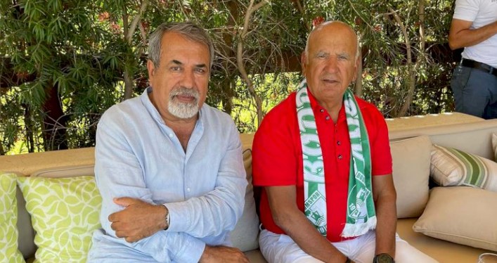 ÖZEL HAYATI
Fikret Öztürk, iş hayatındaki başarılarının yanı sıra ailesiyle de dikkat çeker. Eşi Nurten Öztürk ile birlikte yürüttüğü işlerinde büyük bir dayanışma gösteren Öztürk, ailesine ve işlerine olan bağlılığıyla tanınmaktadır. Fikret Öztürk aslen Gaziantep Niziplidir.
