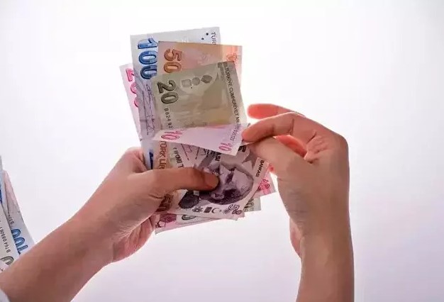 GECİKEN ÖDEMELERE YÜKSEK CEZA
Emlak vergisini ödemeyen mülk sahiplerini ciddi cezalar bekliyor. Bu yıl gecikme faizi yüzde 3,5'ten yüzde 4,5'e çıkarıldı. Ödeme yapılmayan her ay, vergi borcuna eklenen bu faiz oranı, ödemelerinizi geciktirdiğinizde mali yükünüzü daha da artırabilir. Bu nedenle, cezalı duruma düşmemek için ödemelerinizi zamanında yapmaya özen göstermelisiniz.
