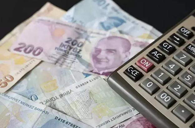 EMLAK VERGİSİ ÖDEME YÖNTEMLERİ
Emlak vergisi ödemeleri birden fazla yöntemle gerçekleştirilebiliyor. E-Devlet sistemi üzerinden online olarak ödeme yapabileceğiniz gibi, ilgili belediyelere bizzat müracaat ederek ya da banka şubeleri aracılığıyla da ödeme işlemlerinizi tamamlayabilirsiniz. Herhangi bir gecikme yaşamamak adına, en uygun ödeme yöntemini tercih ederek işlemlerinizi zamanında yapmanız önem arz ediyor.
