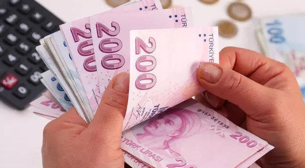 KİMLER EMLAK VERGİSİNDEN MUAF TUTULUR?
Belirli koşulları sağlayan kişiler, emlak vergisinden muaf tutulmaktadır. Muafiyet kapsamında olanlar şunlardır:
•	Hiçbir geliri olmayanlar: Gelir durumu belgelenen ve herhangi bir geliri olmayan vatandaşlar.
•	Emekliler: Emekli maaşından başka geliri bulunmayanlar.
•	Gaziler ve Engelliler: Gazi ve engelli vatandaşlar.
•	Şehitlerin dul ve yetimleri: Şehitlerin dul ve yetimlerine tanınan muafiyet.
•	200 metrekareyi geçmeyen tek meskene sahip olanlar: Brüt 200 metrekareyi aşmayan tek meskene veya tek meskende hisseye sahip olanlar (intifa hakkı sahipleri dahil).
