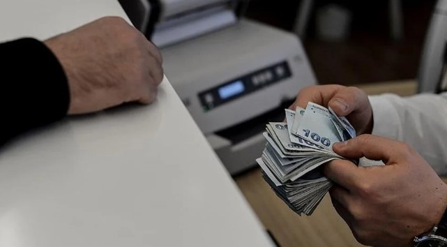 EMEKLİYE REFAH PAYI VERİLECEK Mİ?
Emeklilere refah payı verilip verilmeyeceği konusu da gündemdeki yerini koruyor. Çalışma ve Sosyal Güvenlik Bakanı Vedat Işıkhan, konuya ilişkin henüz net bir açıklama yapmamış olsa da, temmuz ayının beklenmesi gerektiğini ifade etmişti. Temmuz ayında açıklanacak olan enflasyon ve ekonomik veriler, refah payı konusunda da belirleyici olacak.
