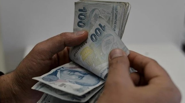 EMEKLİ MAAŞLARINDAKİ ZAMMİN HESAPLANMASI
Emekli maaşlarındaki temmuz zammı, ocak ve temmuz aylarında gerçekleşen toplu sözleşme zammına ek olarak, enflasyon farkına göre belirleniyor. Nisan ayında açıklanan enflasyon verileri, emeklilerin maaşlarına yansıyacak olan enflasyon farkını belirlemek için önemli bir kriter oluşturuyor.
