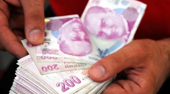 NİSAN AYI ENFLASYON FARKI
Nisan ayında açıklanan enflasyon verileri, emekli maaşlarında temmuz zammını belirlemede önemli bir rol oynuyor. Bu verilere göre, ocak, şubat, mart ve nisan aylarında yaşanan enflasyon artışları, emeklilerin maaşlarına yansıyacak olan zammın belirlenmesinde kritik bir faktör olarak karşımıza çıkıyor.
