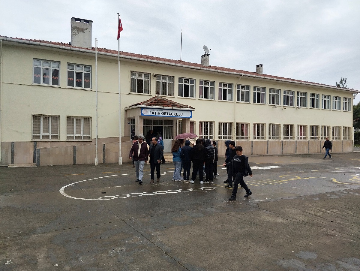 Okulda Biber Gazı Topu Patladı 25 Öğrenci Hastaneye Kaldırıldı (2)