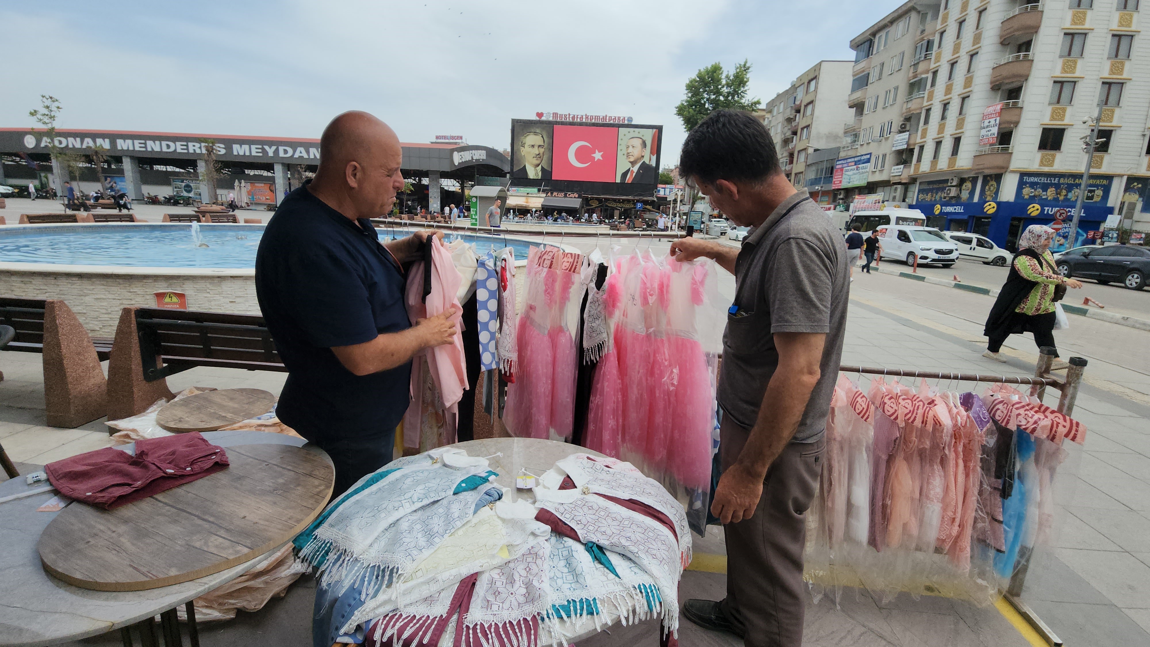 Fenomen Muhtardan Çocuklara Ücretsiz Bayram Kıyafeti