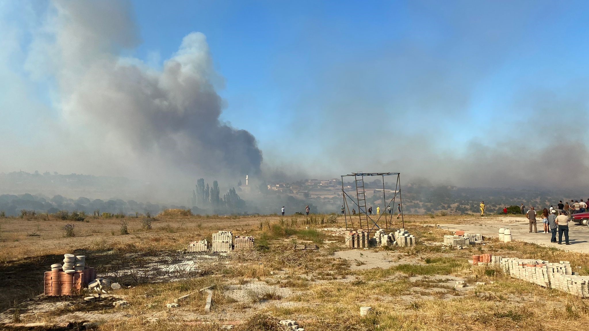 Çanakkale'de Alevlerin Tehdit Ettiği Köy Boşaltıldı