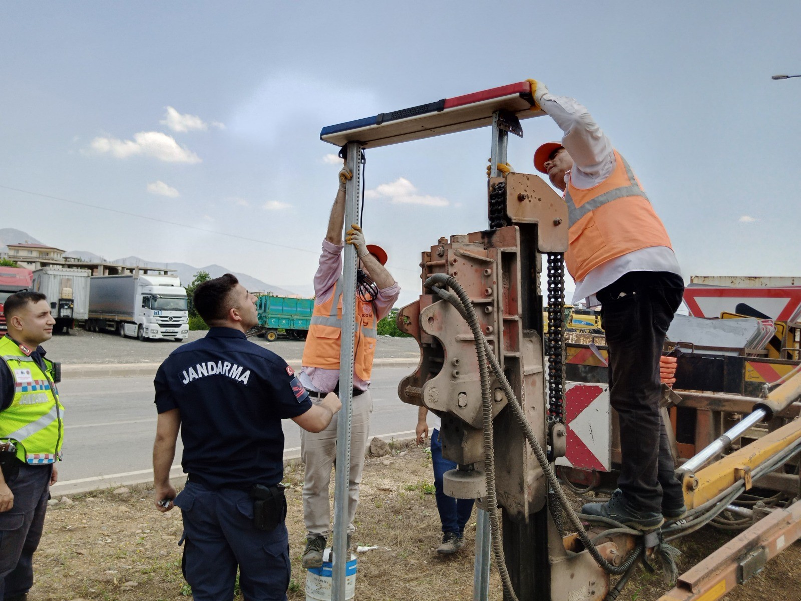 Gaziantep’te Çakarlı Tepe Lambalarıyla Trafik Güvenliği Artırılıyor (1)
