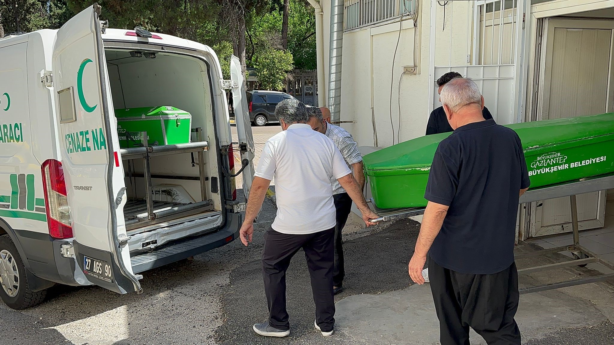 Gaziantep'te Yolun Karşısına Geçmek Isteyen Çifte Otomobil Çarptı (2)